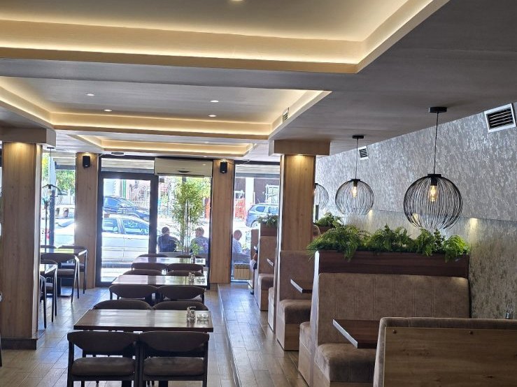 Sala restorana: separei sa visećim lampama, stolovi i LED rasvjeta u plafonu