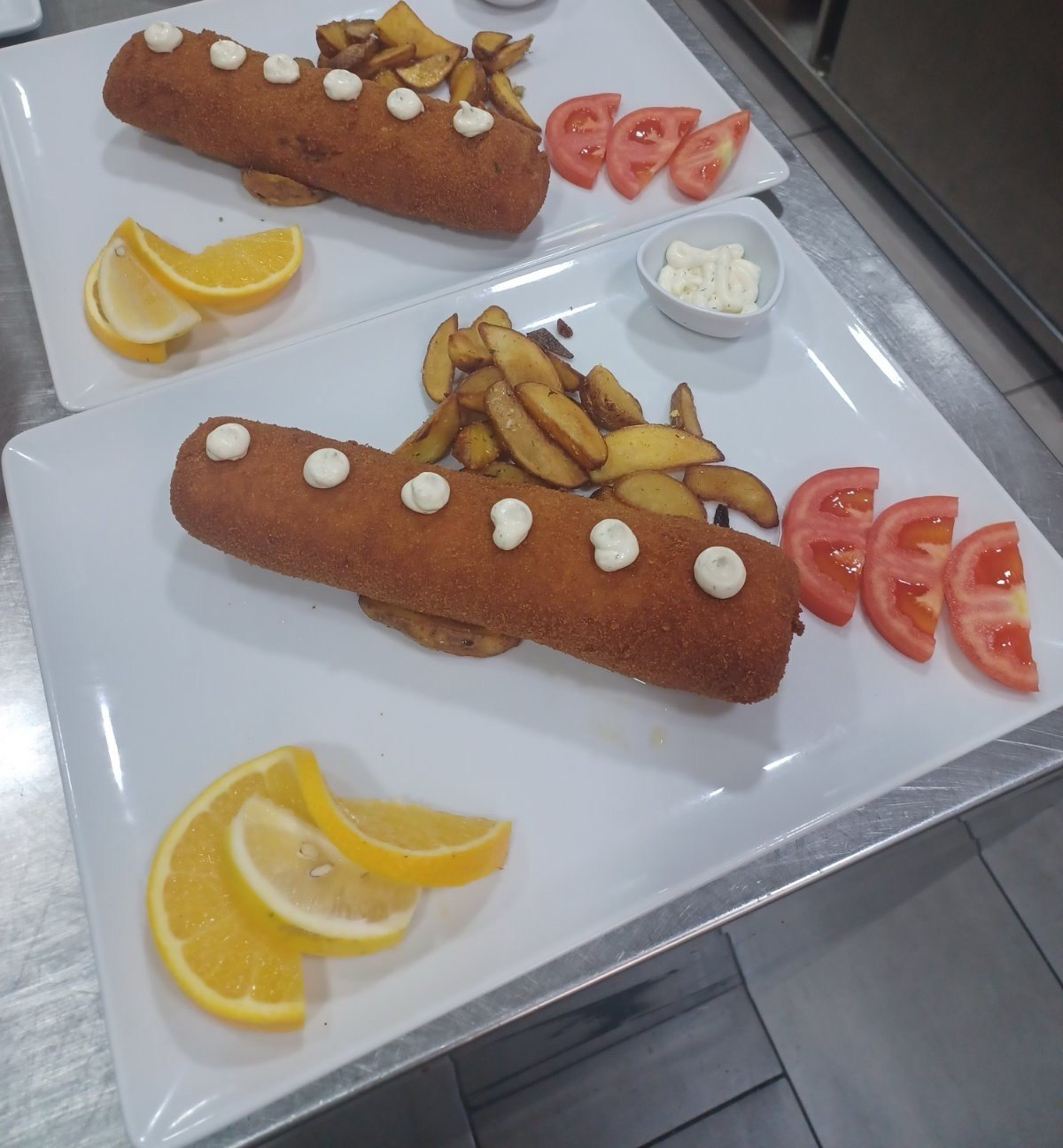Karađorđeva šnicla sa pekarskim krompirom, paradajzom, narandžom i tartar sosom