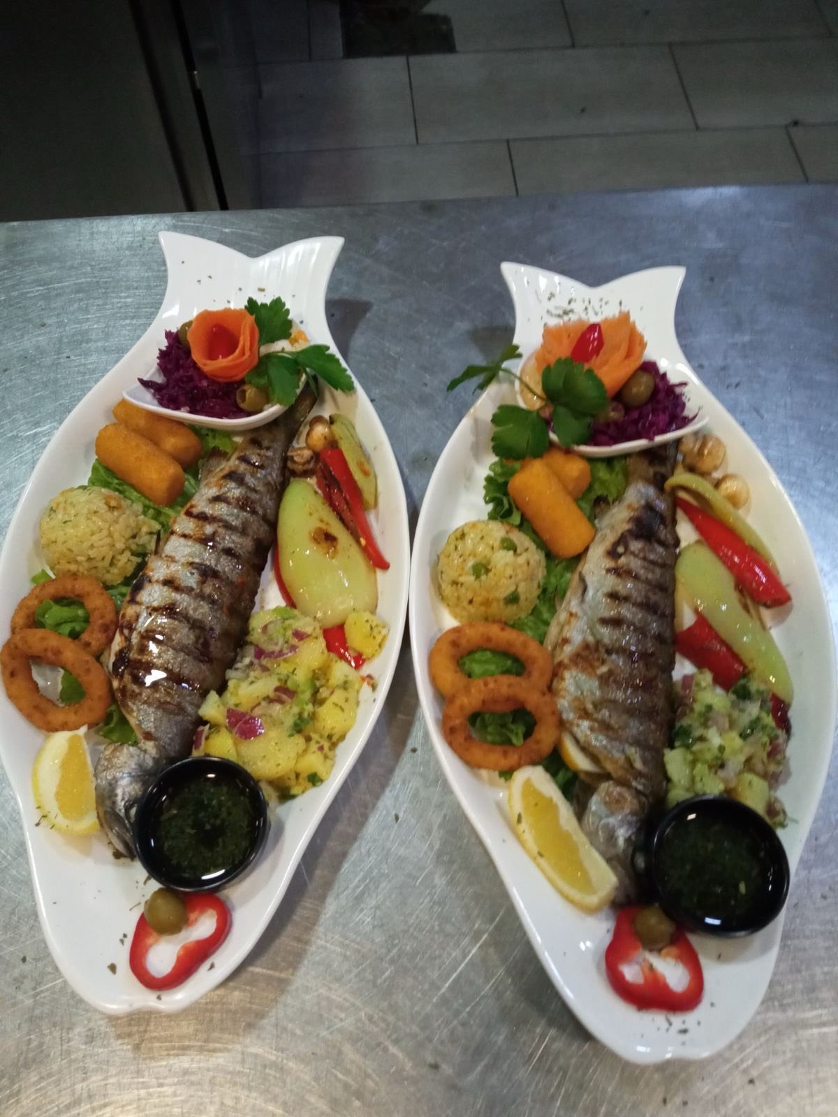 Dvije pastrmke na žaru sa rižom, krompir salatom i povrćem
