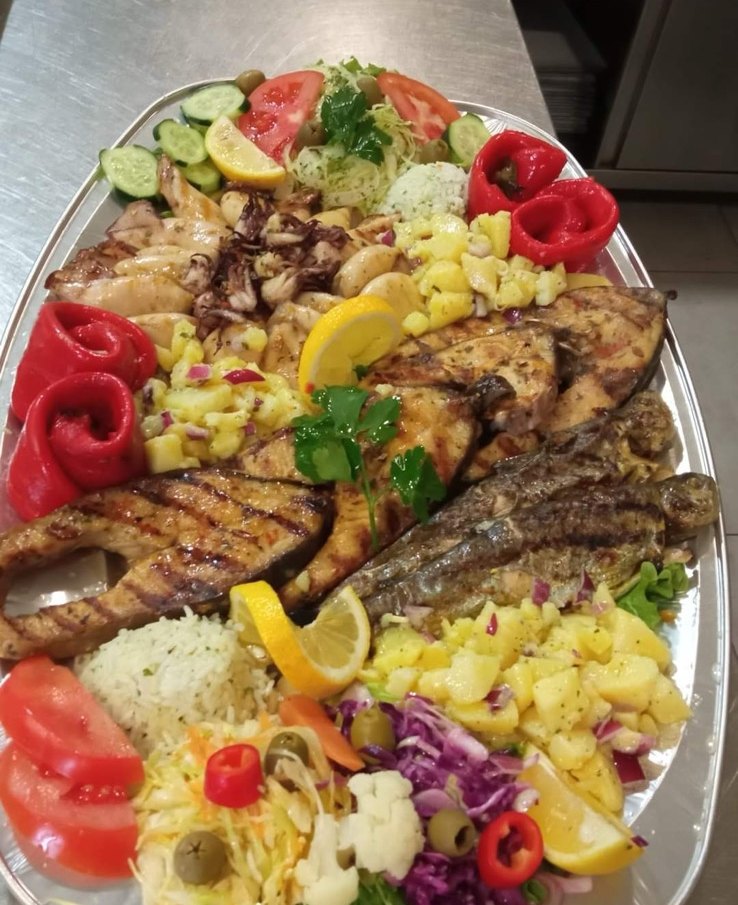 Riblja plata: riba i lignje sa žara, riža, krompir salata i povrće